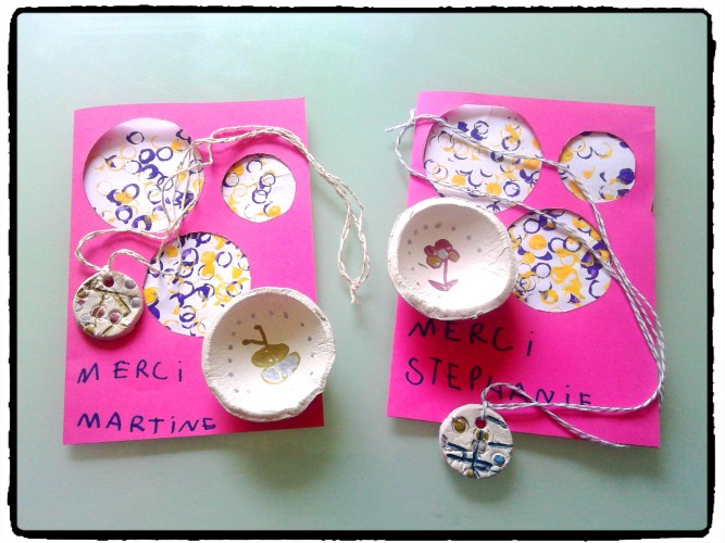 Une coupelle, un collier et une carte : cadeaux de fin d'année pour les maîtresses