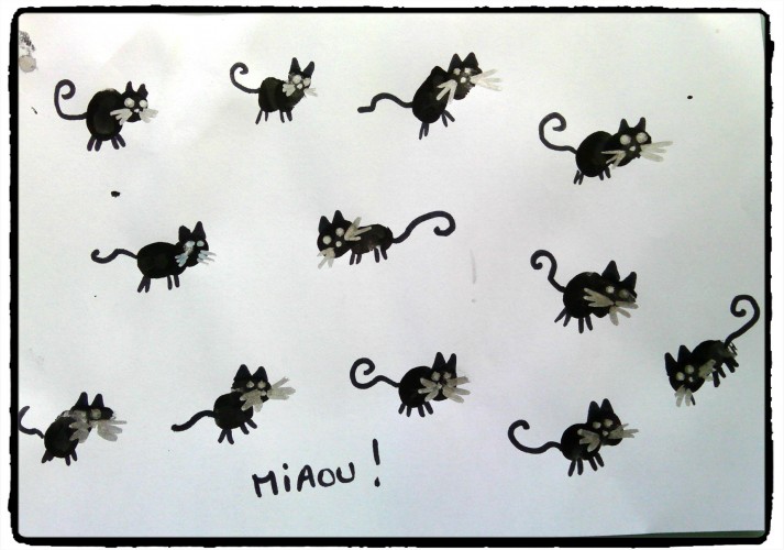 Des petits chats noirs en empreintes de doigts