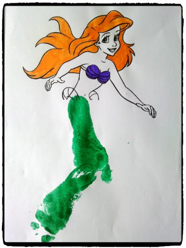 La petite sirène en empreintes de pied