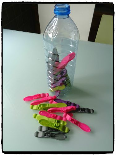 Motricité fine : insérer un objet dans une bouteille