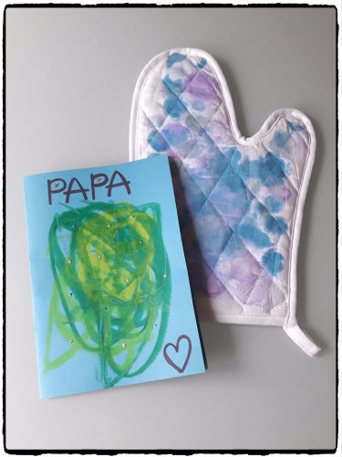 Cadeau pour papa : un gant de cuisine et une carte