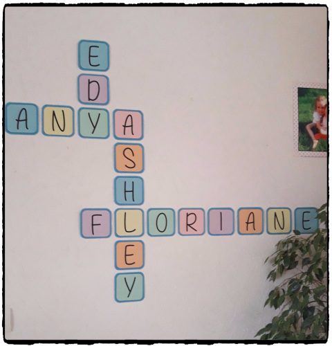 Décoration murale : lettres sous forme de Scrabble