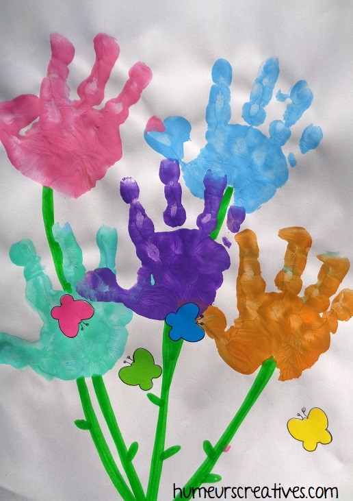 bouquet de fleurs empreintes de mains