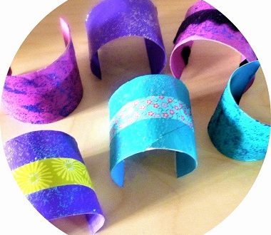 bricolage pour enfants : fabriquer des bracelets avec des rouleaux de papier toilette