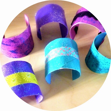 bricolage pour enfants : fabriquer des bracelets avec des rouleaux de papier toilette