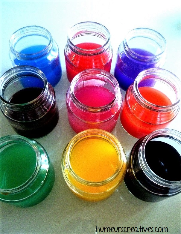 pots avec différentes eaux colorées pour peindre