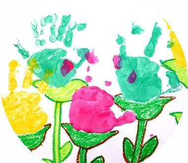 fleurs en empreintes de mains à faire avec les enfants