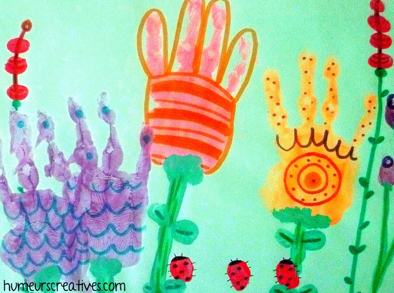 empreintes de mains fleur avec graphisme