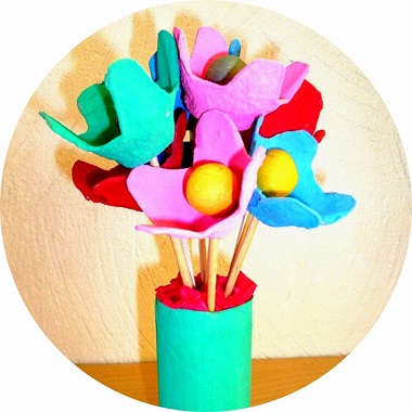 activité manuelle de printemps : fleurs réalisées avec une boite d'oeufs