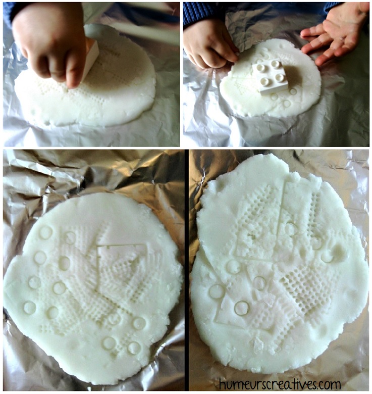 les enfants réalisent des empreintes sur la pâte autodurcissante