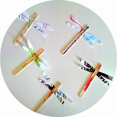 Bricolage pour enfants : libellule fabriquée avec des batonnets en bois