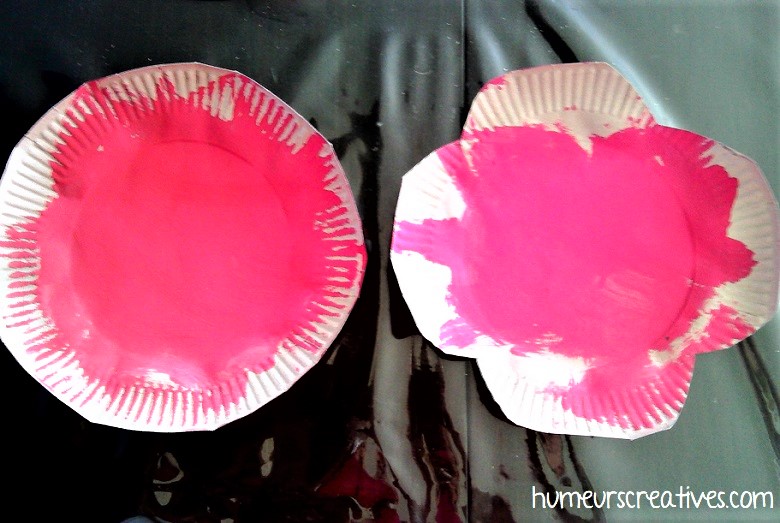 peindre une assiette en rouge et découper en forme de fleurs
