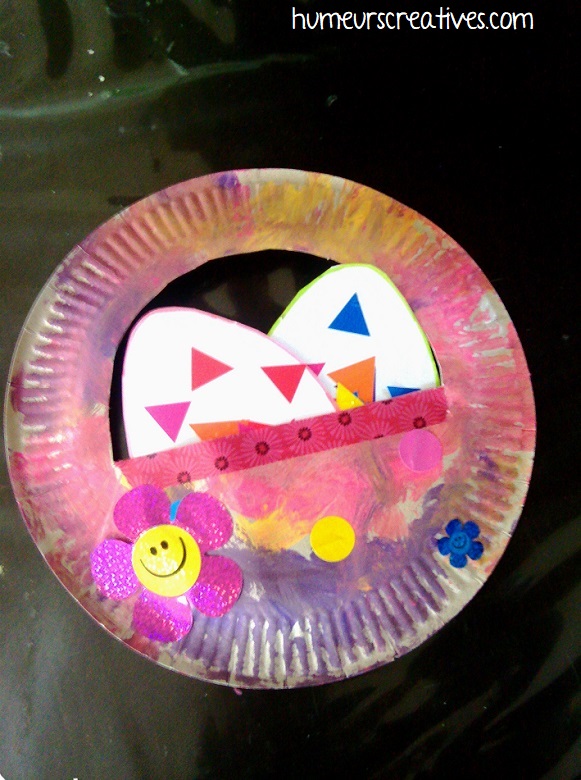 panier de paques décoratif réalisé avec une assiette en carton