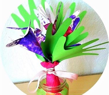 Idée cadeau pour la fête des mères: un bouquet de fleurs en papier à faire avec les mains des enfants