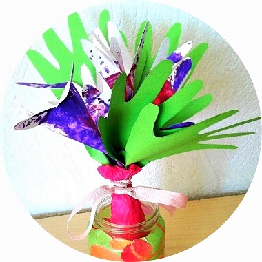 Idée cadeau pour la fête des mères: un bouquet de fleurs en papier à faire avec les mains des enfants