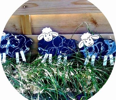 bricolage pour enfants : des moutons réalisés avec de la peinture et un rouleau de papier toilette