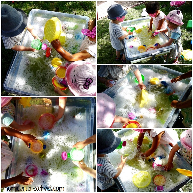 jeux d'eau pour enfants : de l'eau et du liquide vaisselle pour faire de la mousse