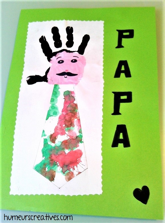 carte cravate avec empreinte de main de l'enfant