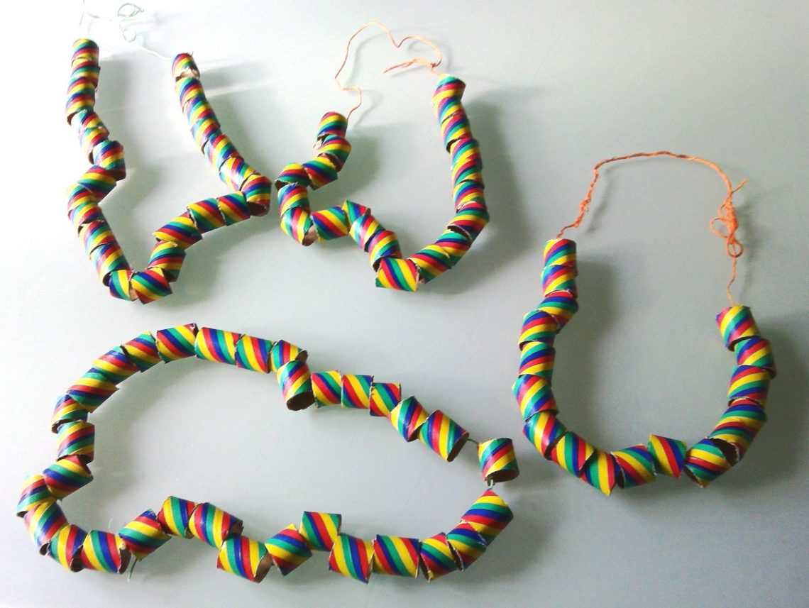 bricolage de carnaval pour enfants : réaliser un collier de fete