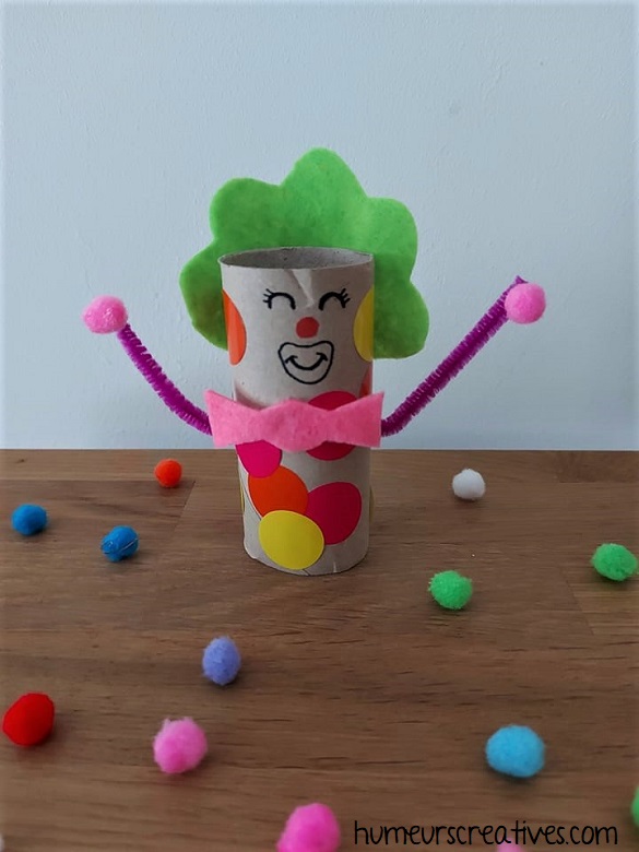 clown fabriqué avec un rouleau en carton