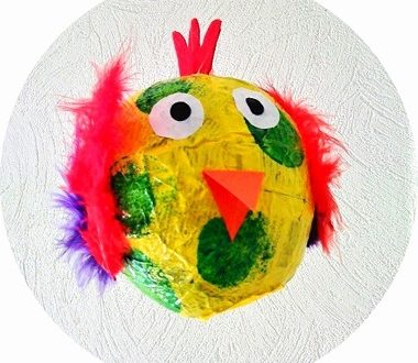 Poule de Pâques en papier maché à faire avec les enfants