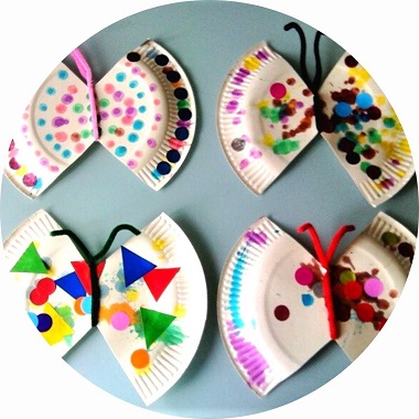 Papillon réalisé avec une assiette en carton, bricolage pour les petits enfants