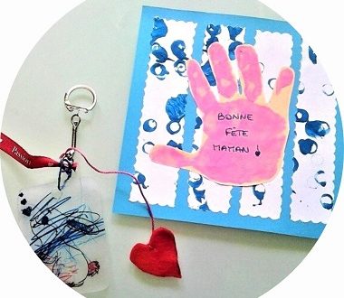 Cadeau fait maison pour la fete des mères : une carte empreinte de main et un porte clé en plastique fou