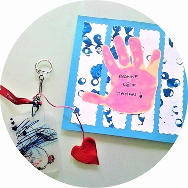 Cadeau fait maison pour la fete des mères : une carte empreinte de main et un porte clé en plastique fou