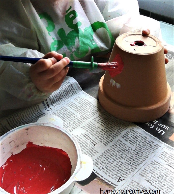 peindre en rouge sur les pots de fleurs