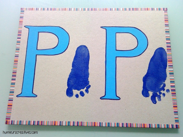 un cadre papa avec les empreintes de pieds de bébé