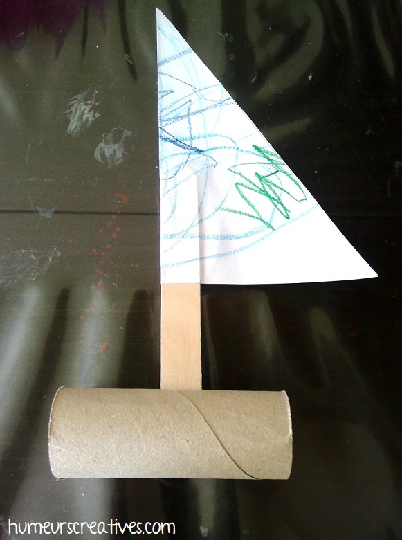 insérer le mat dans un rouleau de papier toilette