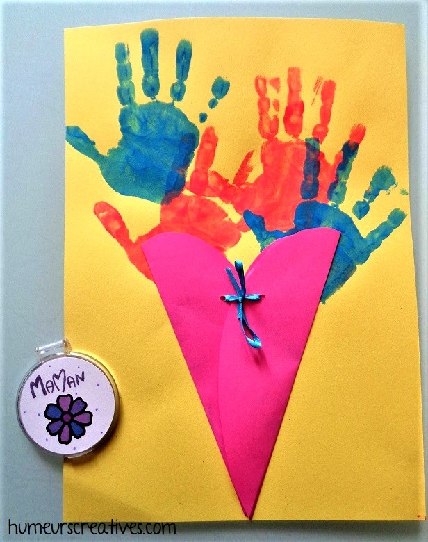 une carte bouquet de fleurs en empreintes de mains réalisée par les enfants