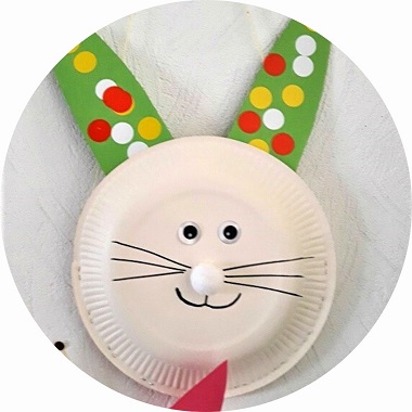 Bricolage de Pâques : un panier lapin réalisé avec une assiette en carton