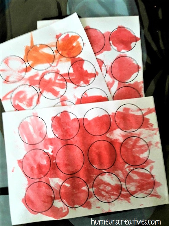 peindre des ronds en rouge pour faire les cerises