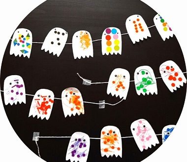 Bricolage d'halloween pour les enfants : fabriquer une guirlande de fantômes