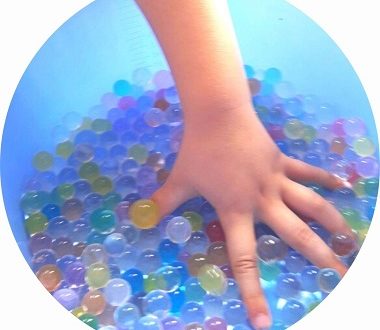 Activité perles d'eau pour enfants : découverte sensorielle et motricité fine