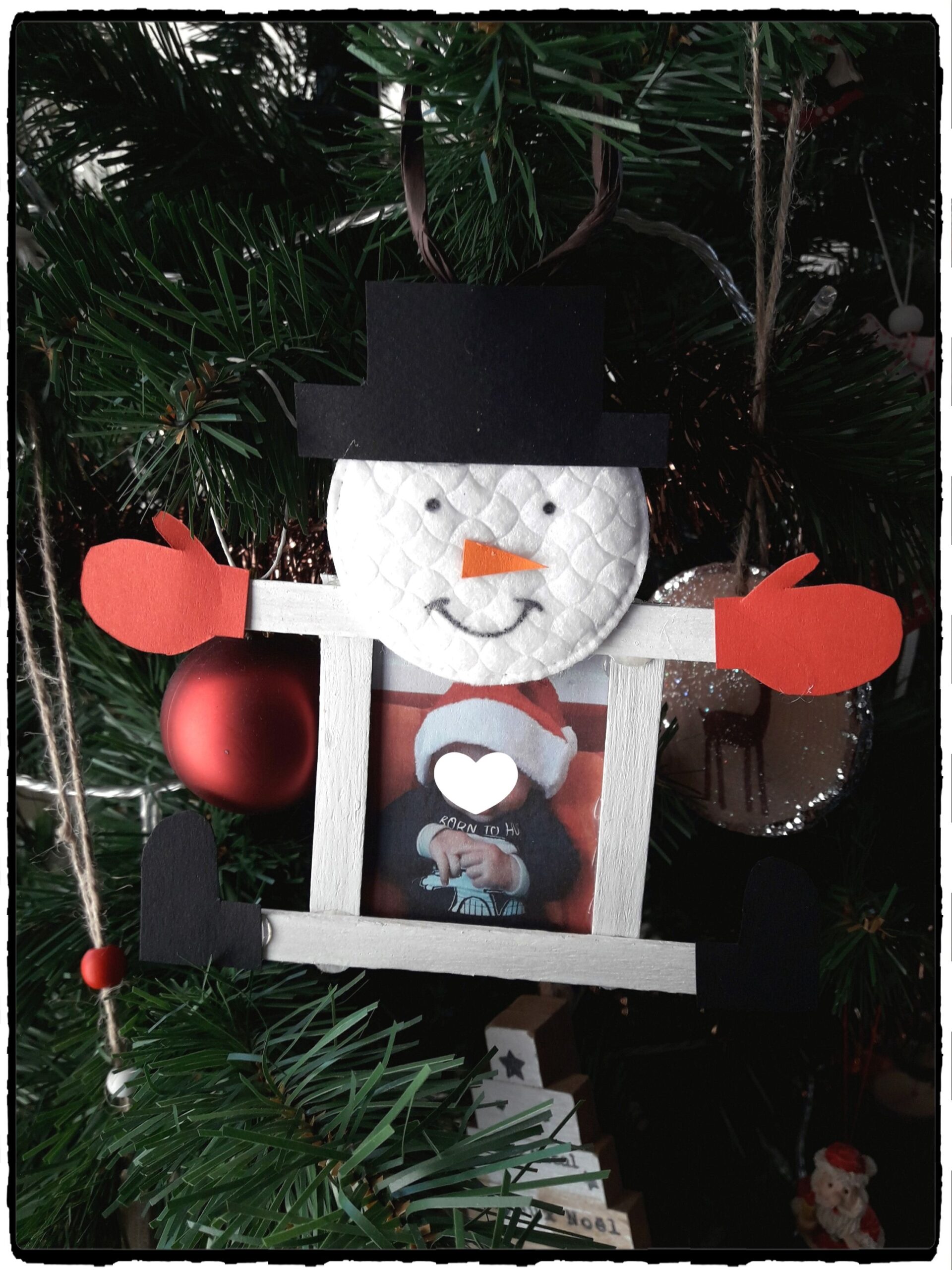 Nos décorations de Noël en empreintes de mains - À dada et au dodo !