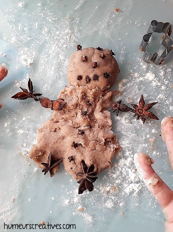 un bonhomme de neige réalisé avec la pâte à modeler aux épices de Noël