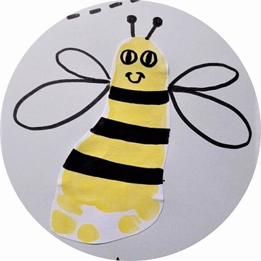 Bricolage pour enfants : abeille en empreinte de pied