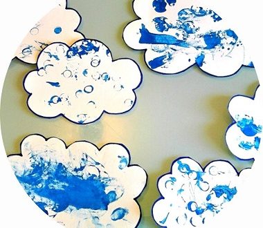 Activité manuelle de printemps : nuages bleus à décorer