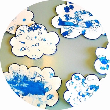 Activité manuelle de printemps : nuages bleus à décorer