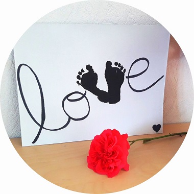 LOVE en empreintes de pieds pour la fête des Mères (et une jolie fleur) 