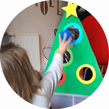 Jeu de Noël pour les enfants : lancer de boules dans le sapin