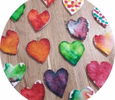 bricolage facile pour enfant : décorer des coeurs en coton pour la saint valentin
