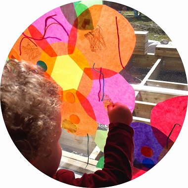 activité créative pour enfants : réaliser des attrapes soleil en forme de fleurs