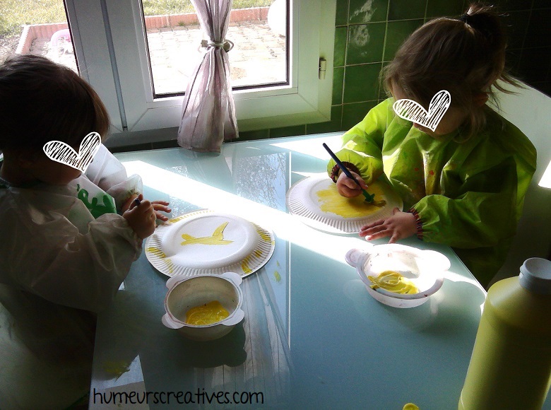 peindre une assiette en carton en jaune pour réaliser un poussin de paques