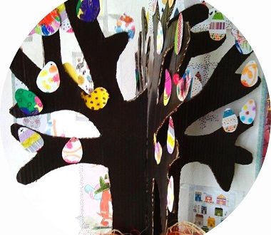 Fabriquer un arbre de Pâques facilement avec les enfants