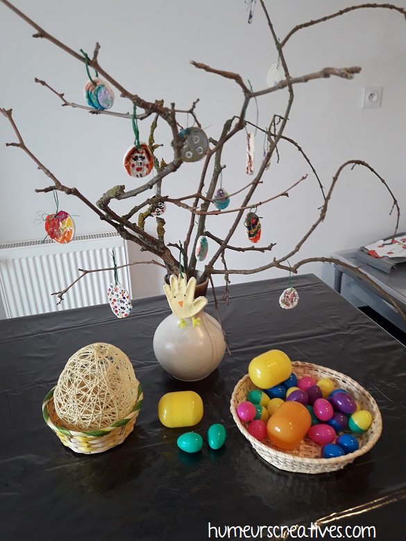 Des œufs de Pâques en pâte autodurcissante pour décorer un arbre