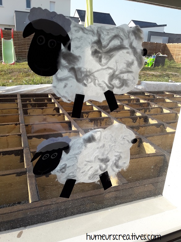 moutons en coton accrochés aux fenêtres