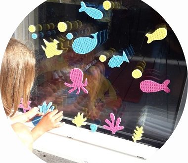 jeu d'été pour enfants : créer des dessins avec des éponges sur les fenêtres